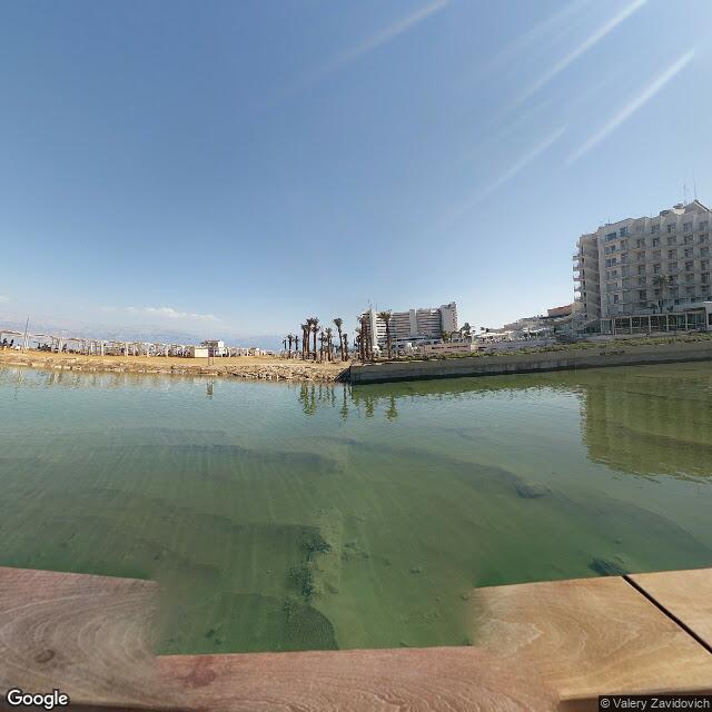 Ein Bokek: the hotel strip and its water. Google Street View, November 2017.