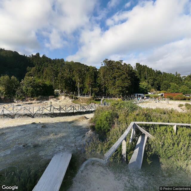 The wide geothermal flat with boardwalks