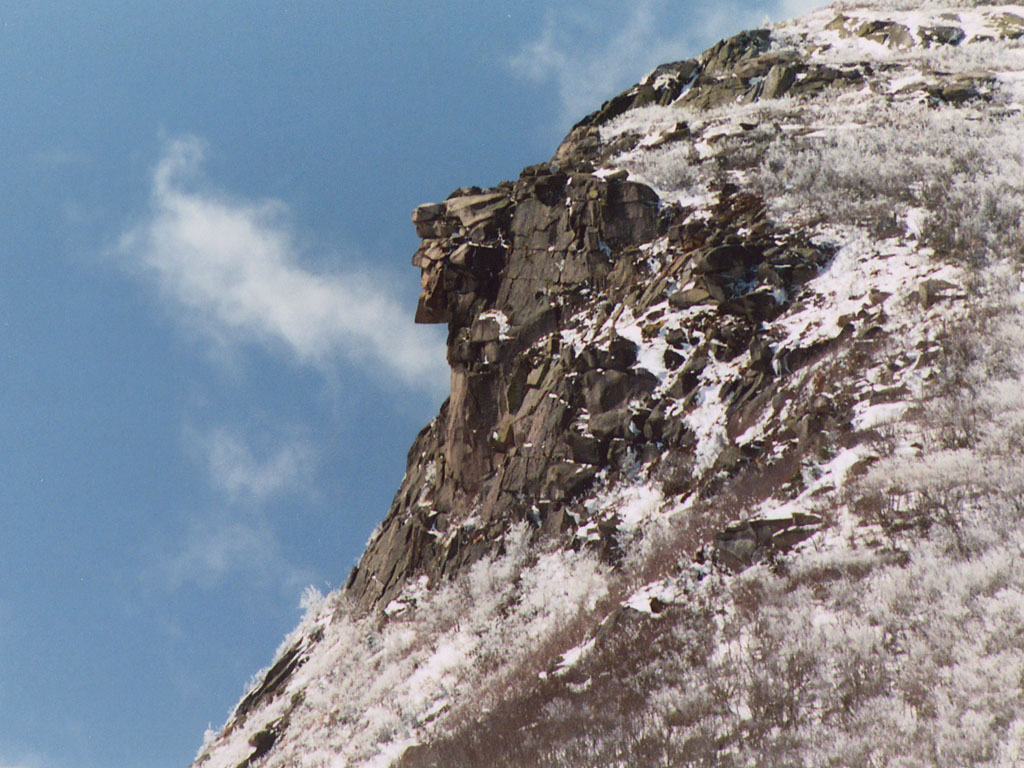 The face itself, photographed April 26, 2003, seven days before the collapse; snow still in the crevices. Public-domain photo via Wikimedia Commons.
